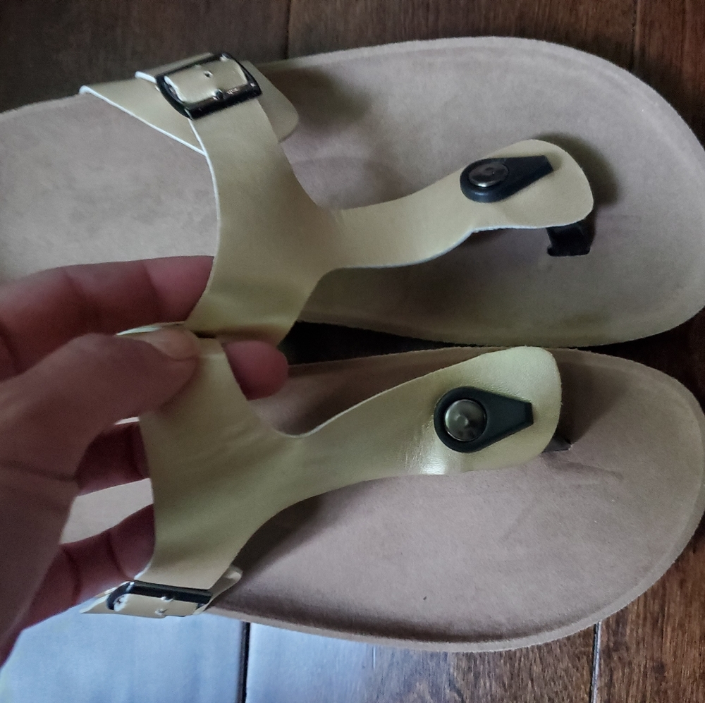 Sandals size 9 women's in goldfish color new never worn shein